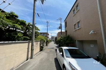 敷地北側の前面道路(西側から)