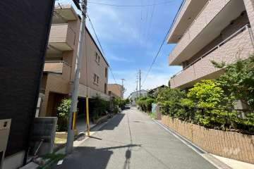 敷地北側の前面道路(東側から)