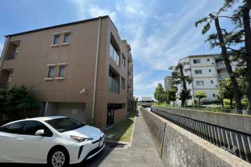 敷地西側には堀切川が流れています。