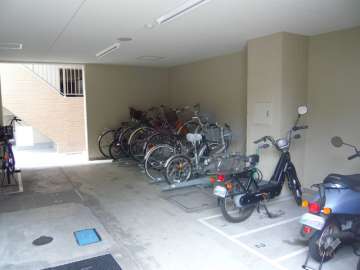 建物1階部分にある駐輪場とバイク置き場