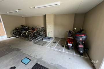 駐輪場とバイク置き場