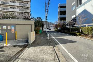 敷地北側の前面道路