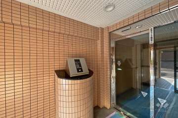 エントランスはオートロック付きです。