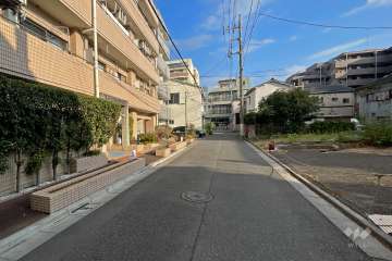 敷地南西側の前面道路（北西側から）