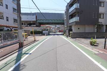 敷地北側の前面道路（東側から）