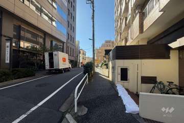 敷地南東側の前面道路（北東側から）