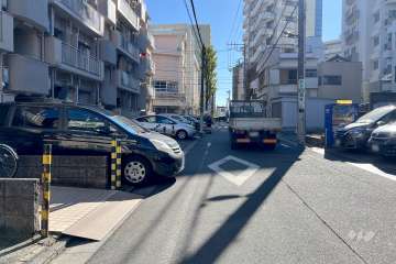敷地西側の前面道路