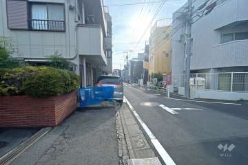 敷地の南側前面道路（西側から）