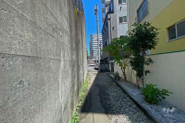 敷地西側の前面道路（南側から）