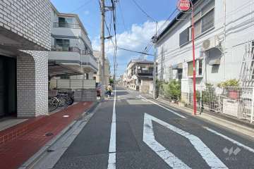 敷地東側の前面道路（南側から）