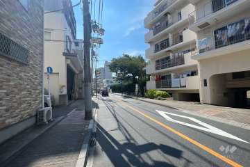 敷地の南側前面道路（東側から）