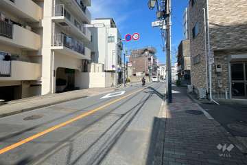 敷地の南側前面道路（西側から）