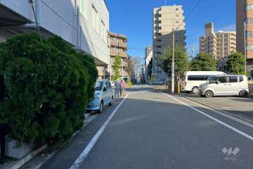 敷地の南側前面道路（西側から）