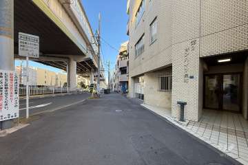 敷地の南側前面道路（東側から）