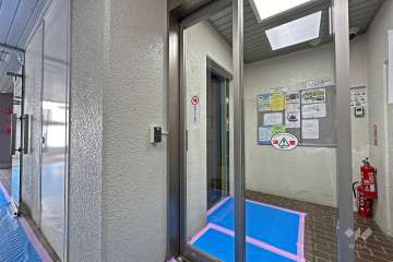 エントランスはオートロック付きです。