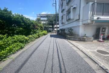 敷地西側の前面道路（南側から）