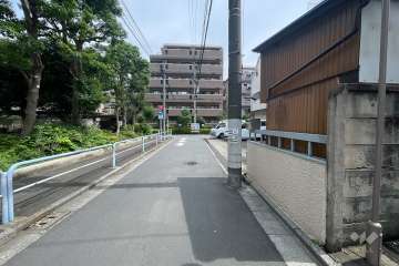 敷地西側の前面道路（南側から）