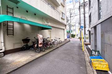 敷地南側の前面道路（西側から）