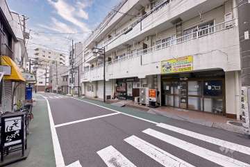 敷地東側の前面道路（北側から）