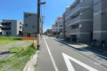 敷地北東側の前面道路（北西側から）　