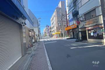 敷地東側の前面道路（北側から）