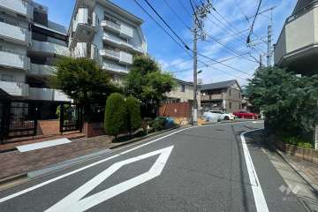 敷地北東側の前面道路（南東側から）