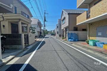 敷地北東側の前面道路（北西側から）