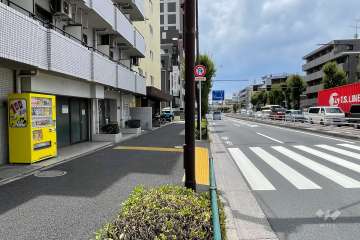 敷地の北西側前面道路（北東側から）