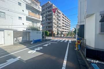 敷地の東側前面道路（南側から）