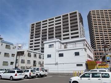 周辺は駅前の商業地です。