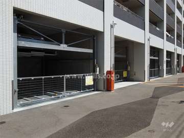 建物1階部分にある機械式の敷地内駐車場