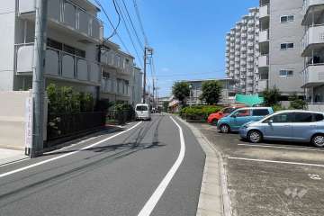 敷地の南側前面道路（東側から）