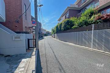敷地の南側前面道路（東側から）