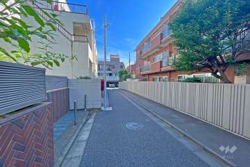敷地の東側前面道路（北側から）