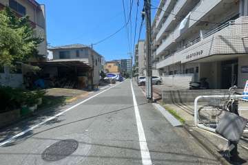 敷地南側の前面道路（東側から）