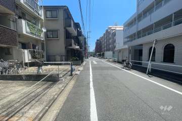 敷地南側の前面道路（西側から）