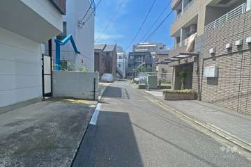 敷地の東側前面道路（南側から）