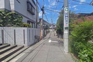 敷地の北側前面道路（東側から）