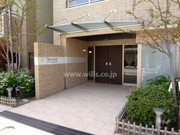 磨りガラスの庇がおしゃれなエントランス