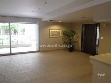 緑がきれいな中庭に面したエントランスホール