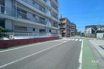 敷地の東側前面道路（南側から）