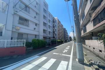 敷地の北側前面道路（東側から）