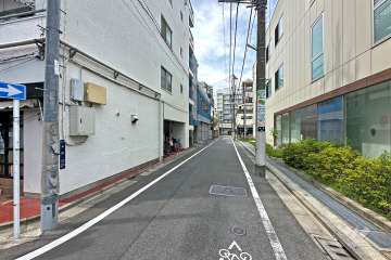 敷地の東側前面道路（南側から）