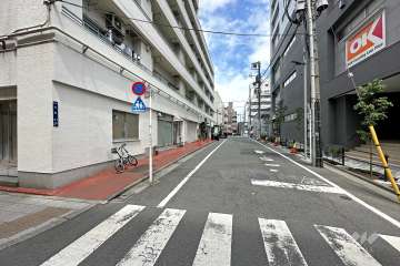 敷地の南側前面道路（西側から）