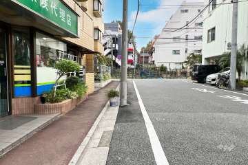 敷地西側の前面道路