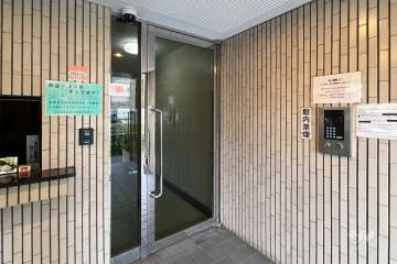 エントランスはオートロック付きです。