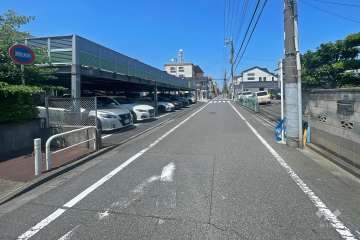 敷地北側の前面道路（東側から）