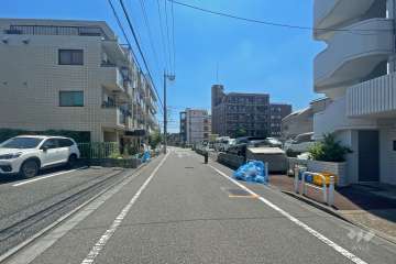 敷地北側の前面道路（西側から）
