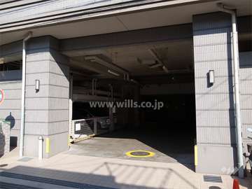 建物1階部分にある敷地内駐車場（機械式）