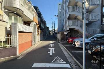 敷地北側の前面道路（西側から）